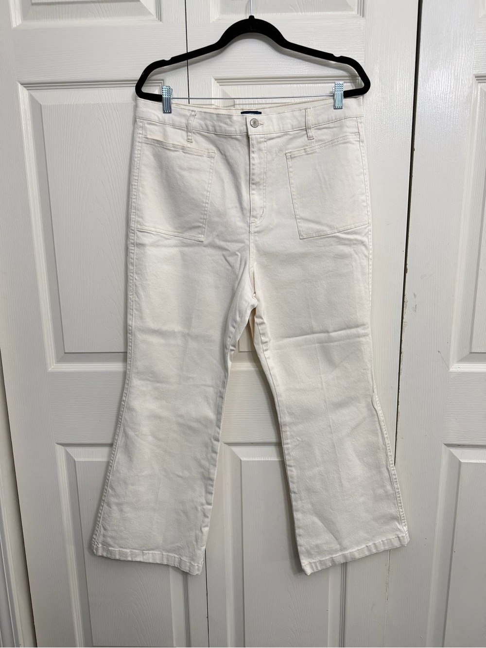 Wide-Leg White Women's Jeans — Clean Front Pocket Design